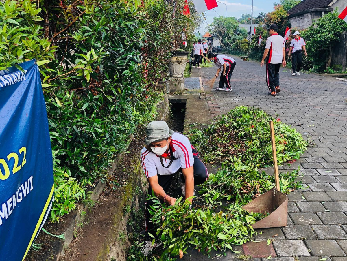 BPD Penarungan sedang mengambil sampah di got supaya ketika hujan nanti tidak terjadi banjir