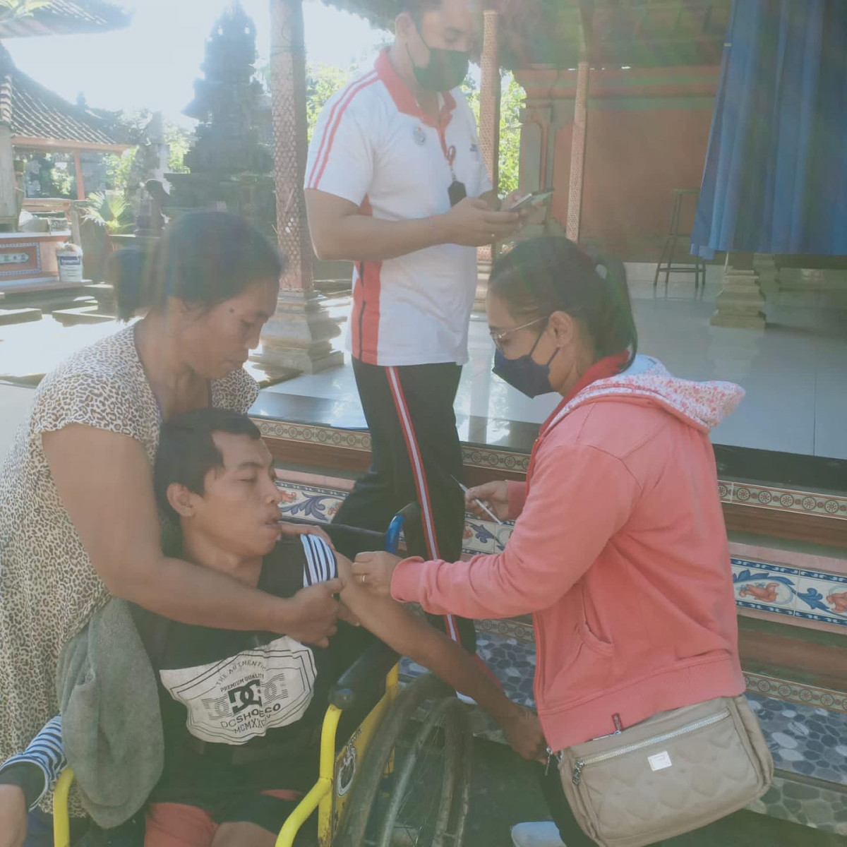 petugas puskesmas jemput bola kegiatan vaksin booster untuk penyandang disabilitas