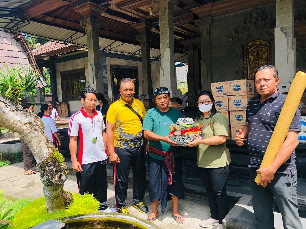 serahkan santunan kematian untuk keluarga almarhum untuk mengurangi beban keluarga almarhum
