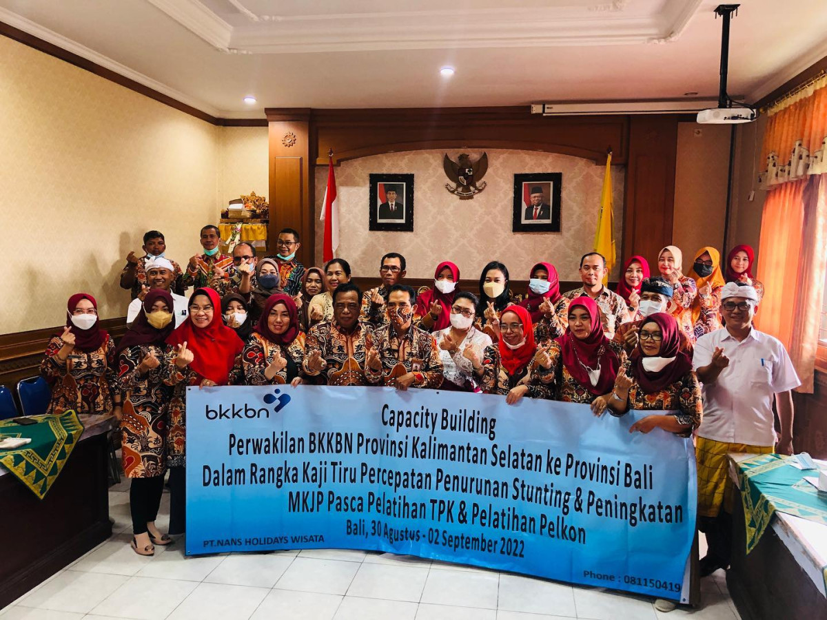 Foto bersama Perwakilan BKKBN Provinsi Kalsel, Perwakilan BKKBN Provinsi Bali dan Pokja Kampung KB Desa Penarungan