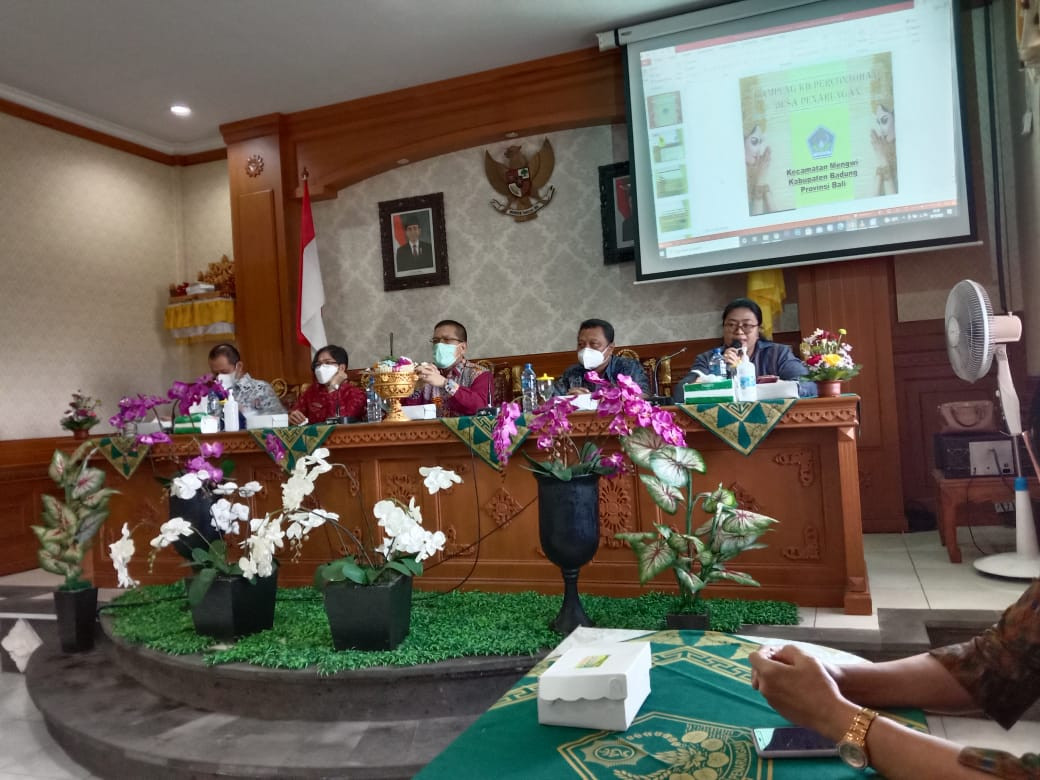 Kunjungan Tamu dari Kepala Litbang BKKBN beserta Tim diterima di Ruang pertemuan kantor Desa Penarungan dengan pemaparan perkembangan kampung KB Percontohan Penarungan