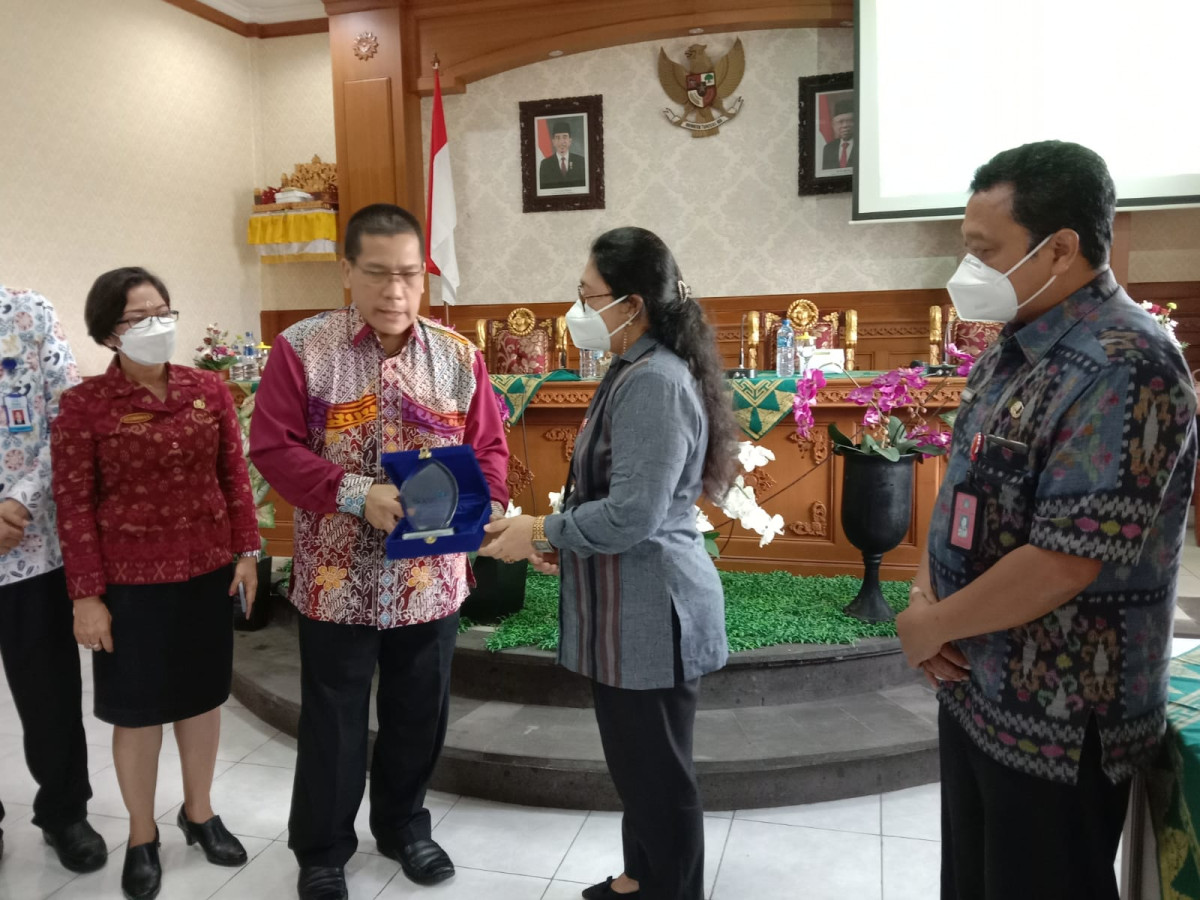 Perbekel Penarungan Menerima cindera mata dari Tamu