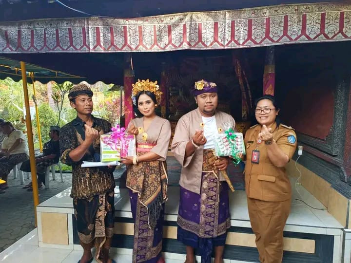Mendukung Program Pemerintah dalam Perecepatan Penurunan Stunting Perbekel Penarungan memberikan bingkisan Pemberian Makanan Tambahan untuk Calon Pengantin/Pengantin