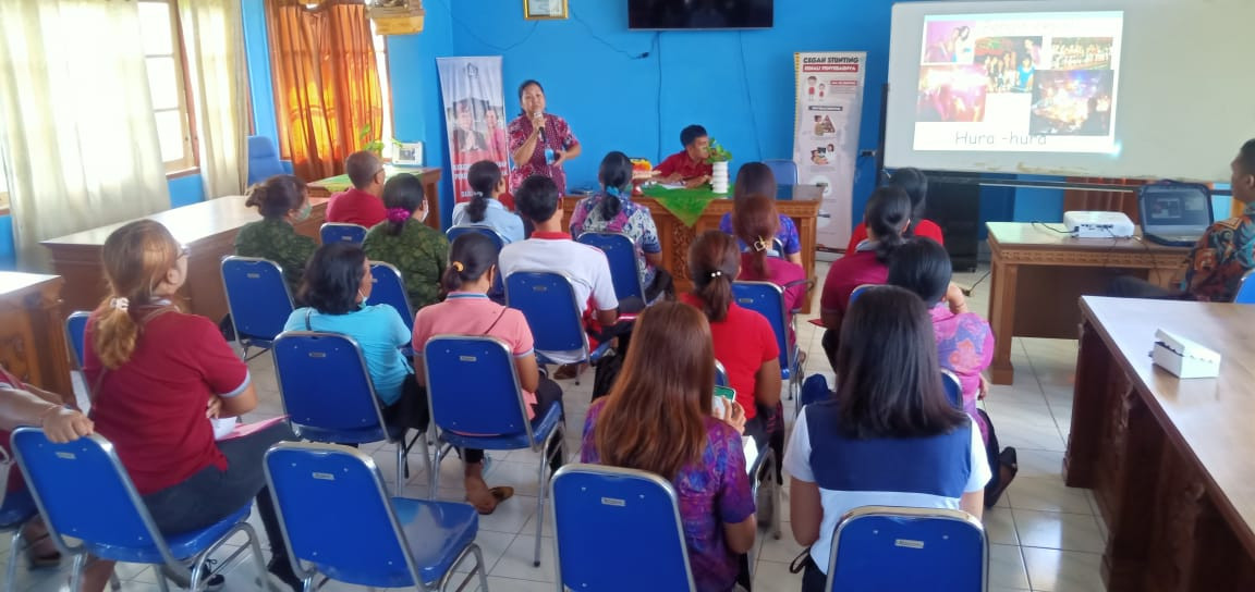 Penyuluh KB Desa Penarungan menyampaikan materi Kesprodan Gaya Pengasuhan Anak