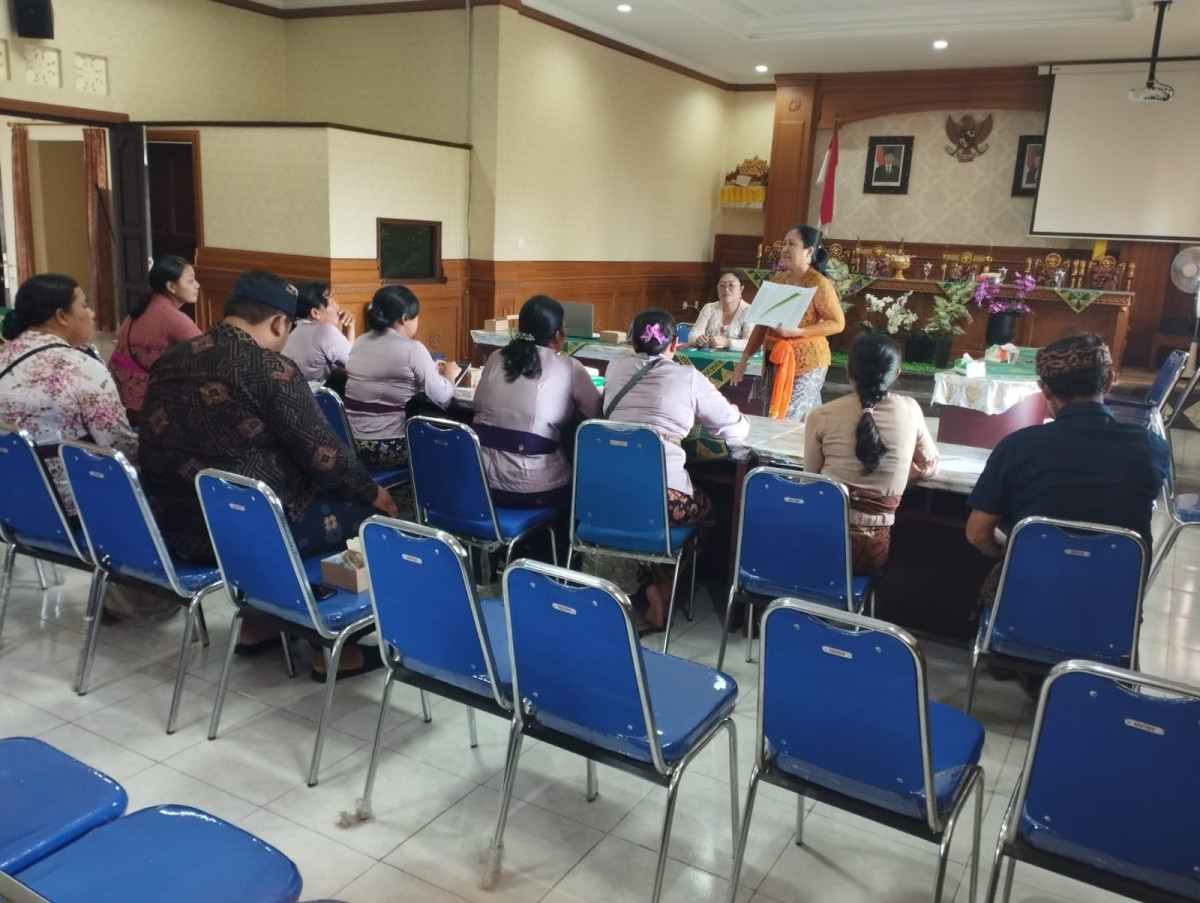 Penyuluh KB Menyampaikan materi Tumbuh Kembang anak Menggunakan Kartu Kembang Anak (KKA)