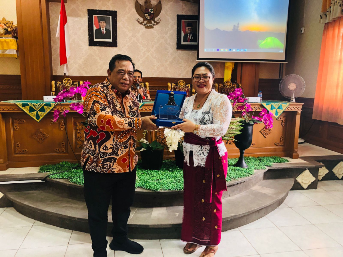 Pemberian cendera mata dari Perwakilan BKKBN Kalimantan Selatan