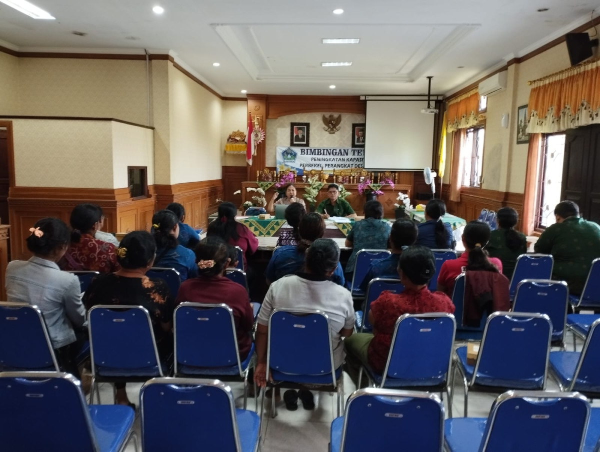 Penyuluh KB sedang membawakan materi mengenai pengasuhan anak remaja dan PUP