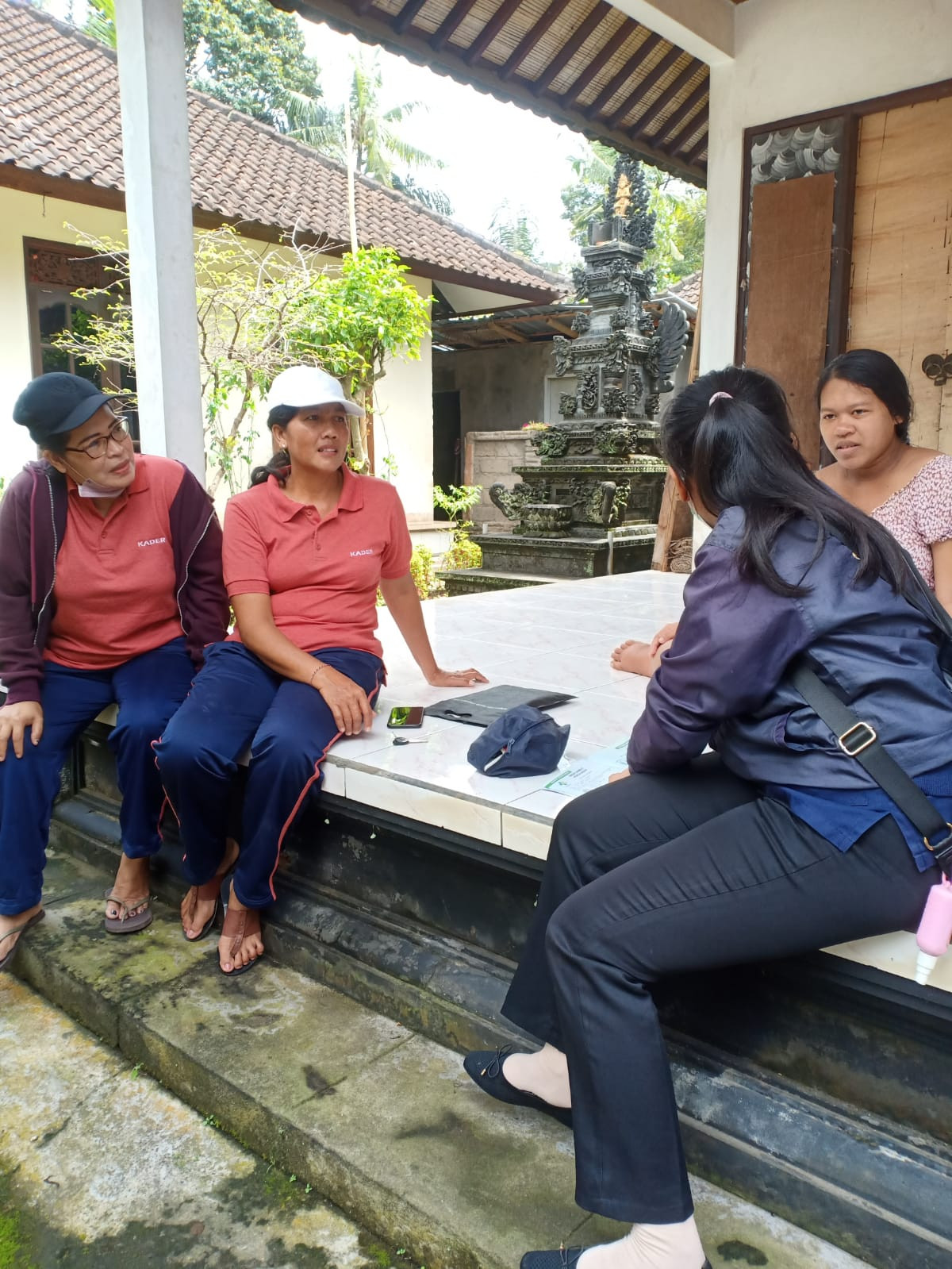 Kader TPK Penarungan mendampingi Ibu hamil