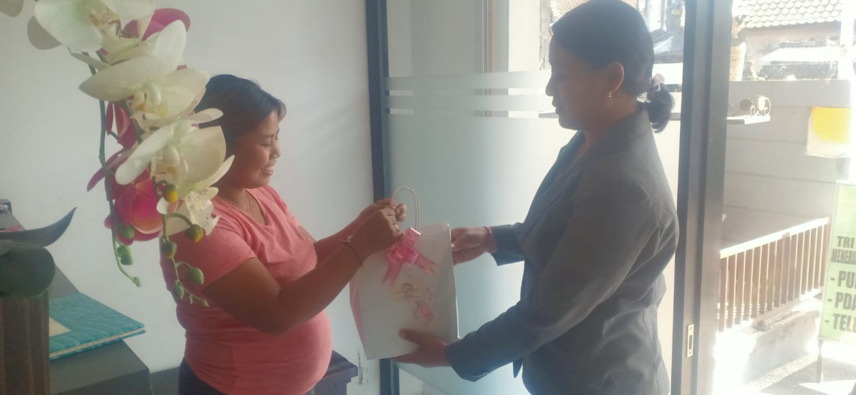 Kader TPK memfasilitasi pemberian bantuan berupa PMT kepada ibu hamil