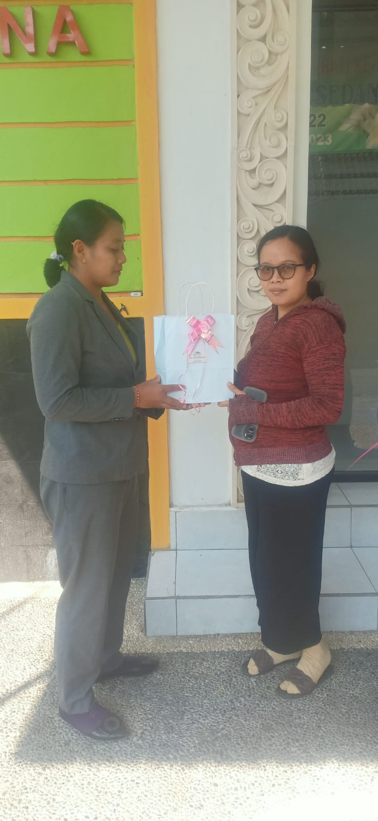 ketua PKK Banjar umapoh Desa Penarungan menyerahkan bantuan kepada ibu hamil berupa PMT