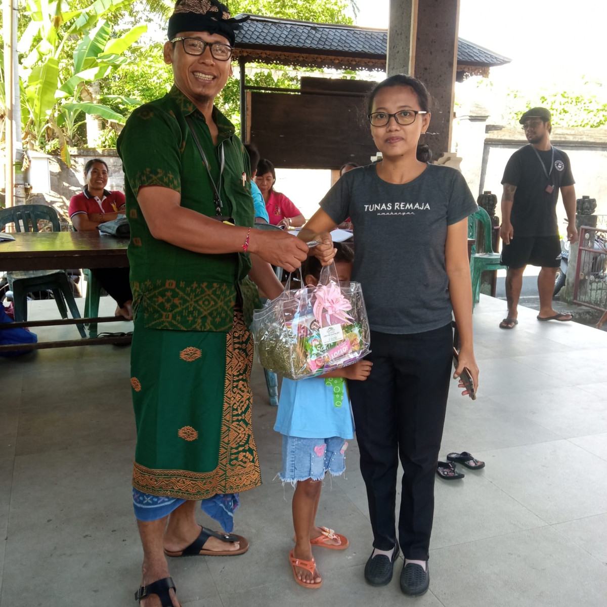 Kegiatan Kader TPK memfasilitasi pemberian bantuan PMT kepada Ibu Hamil