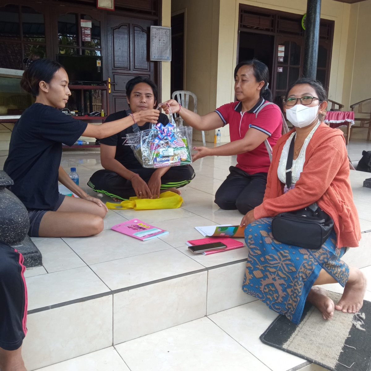 pemberian bantuan PMT dari pemerintah Desa Penarungan oleh Ketua PKK Banjar Umahanyar Desa Penarungan