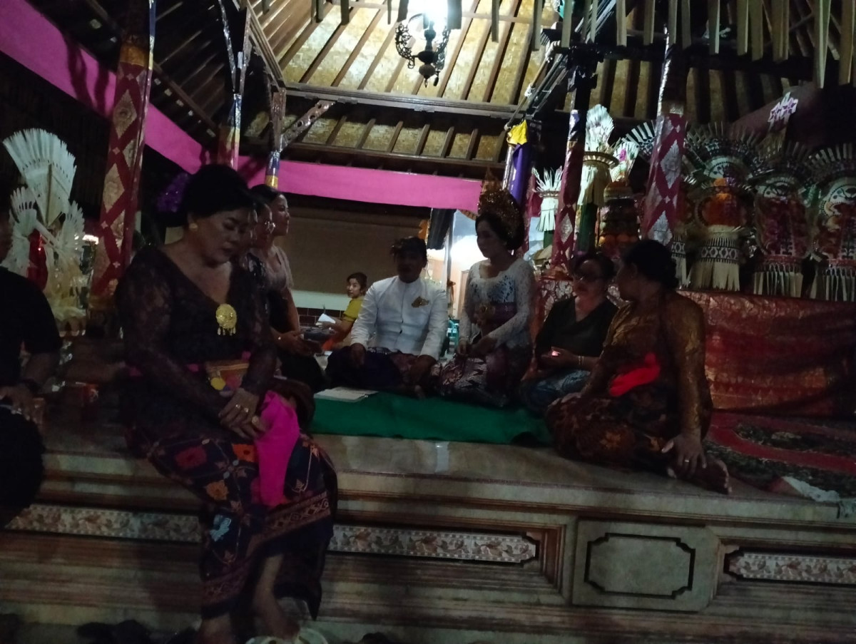 Kader TPK mendampingi catin dan mengisi elsimil catin