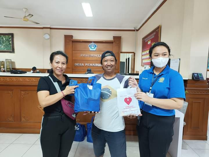 Pemberian bingkisan bagi peserta donor darah