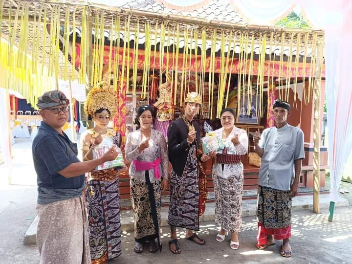 Mengedukasi pengantin dan foto bersama