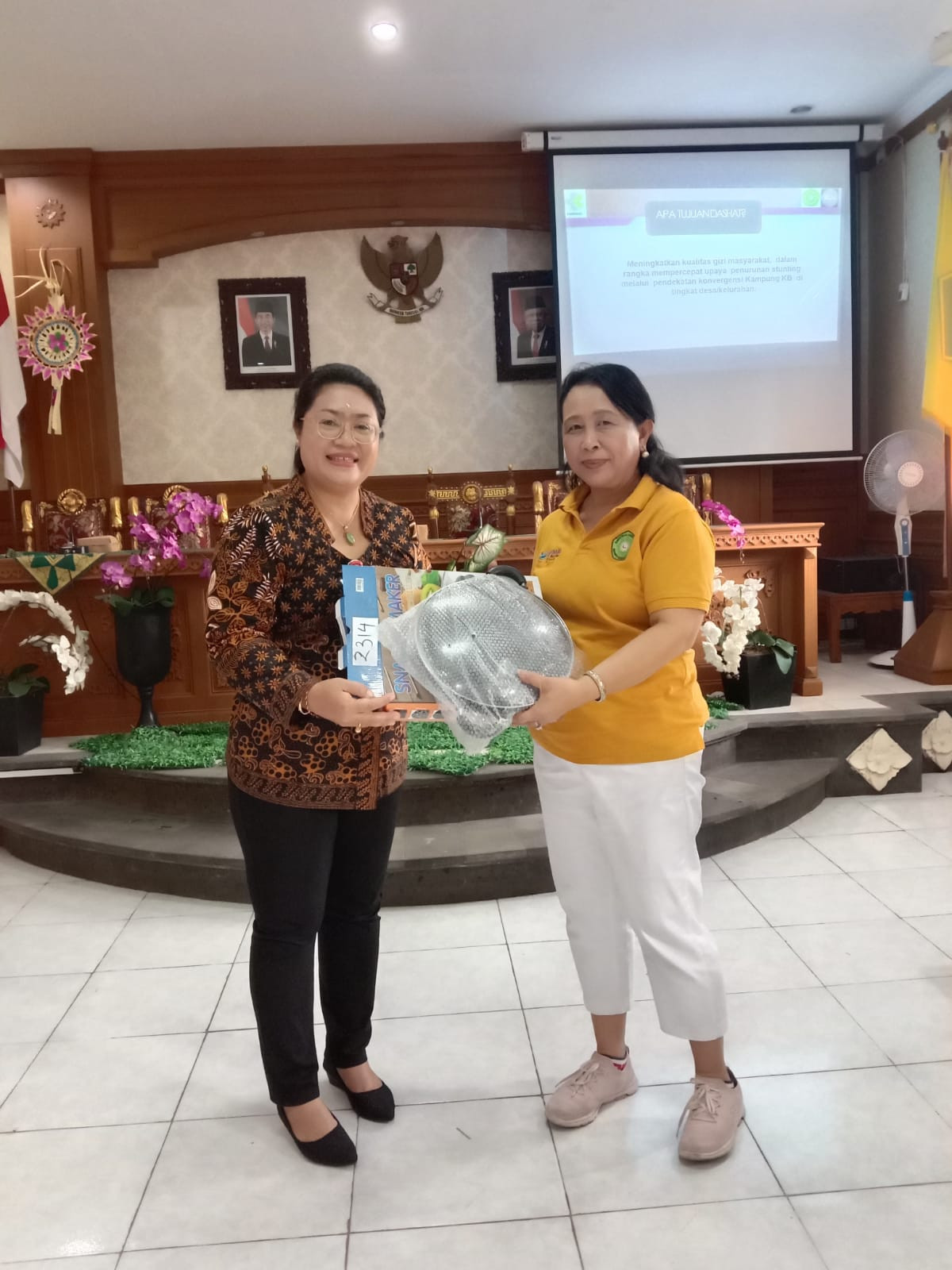 Penyerahan bingkisan alat masak untuk kelompok DASHAT Kampung KB Penarungan