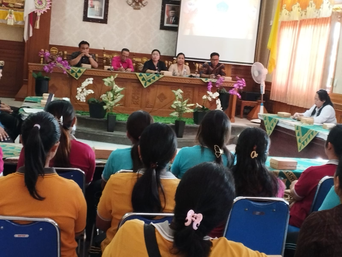 Perbekel Bunutin menyampaikan maksud dan tujuan mengunjungi Kampung KB Penarungan