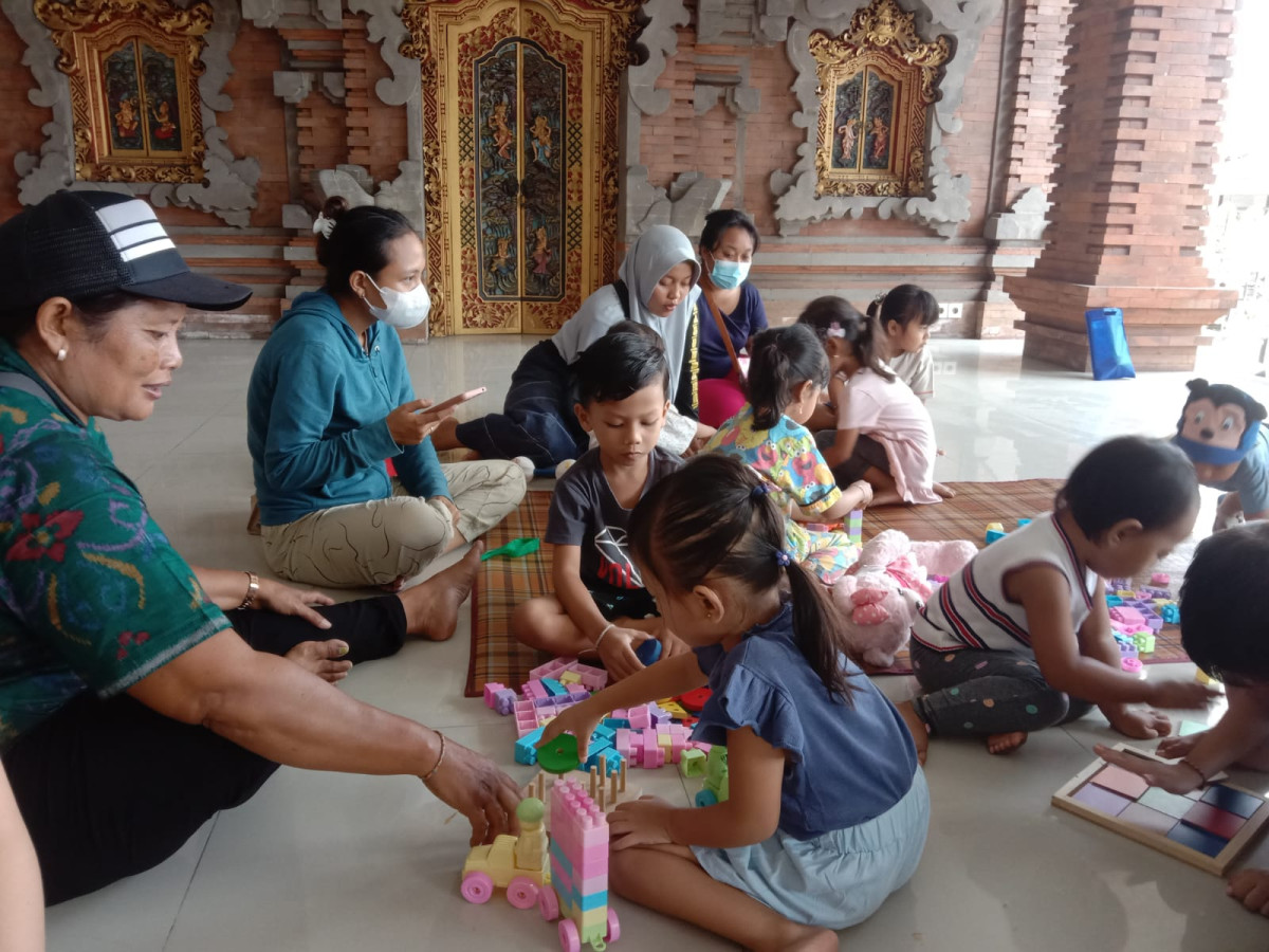 Kader BKB Cempaka mendampingi anak bermain denagn Alat Permainan Edukasi