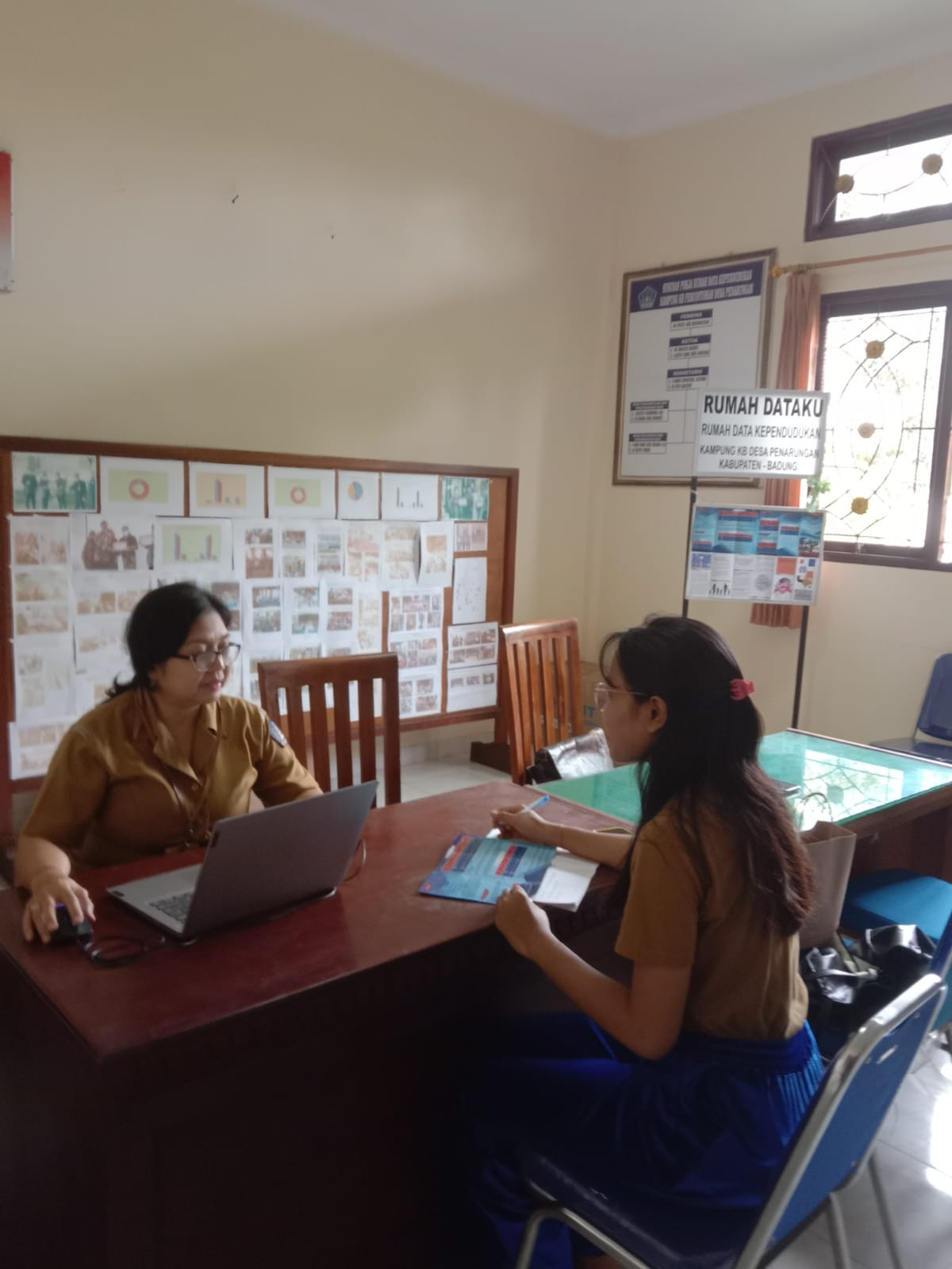 Kegiatan di Rumah Data Kependudukan Kampung KB Penarungan menerima Mahasiswa untuk memperoleh data guna membuat Skripsi