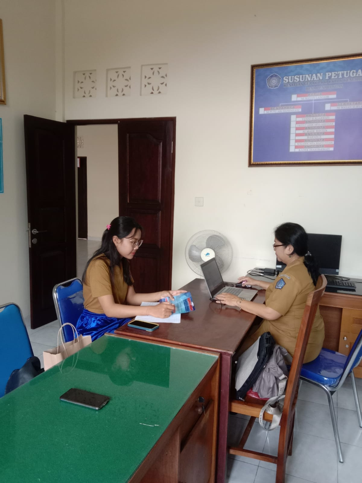 Memberikan penjelasan atas pertanyaan yang diajukan oleh mahasiswa