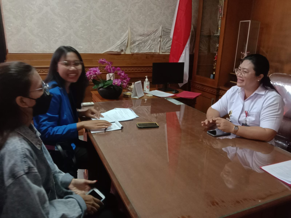 Kegiatan di rumah Data Kependudukan dalam rangka menerima tamu dari Mahasiswa Warmadewa untuk memperoleh data