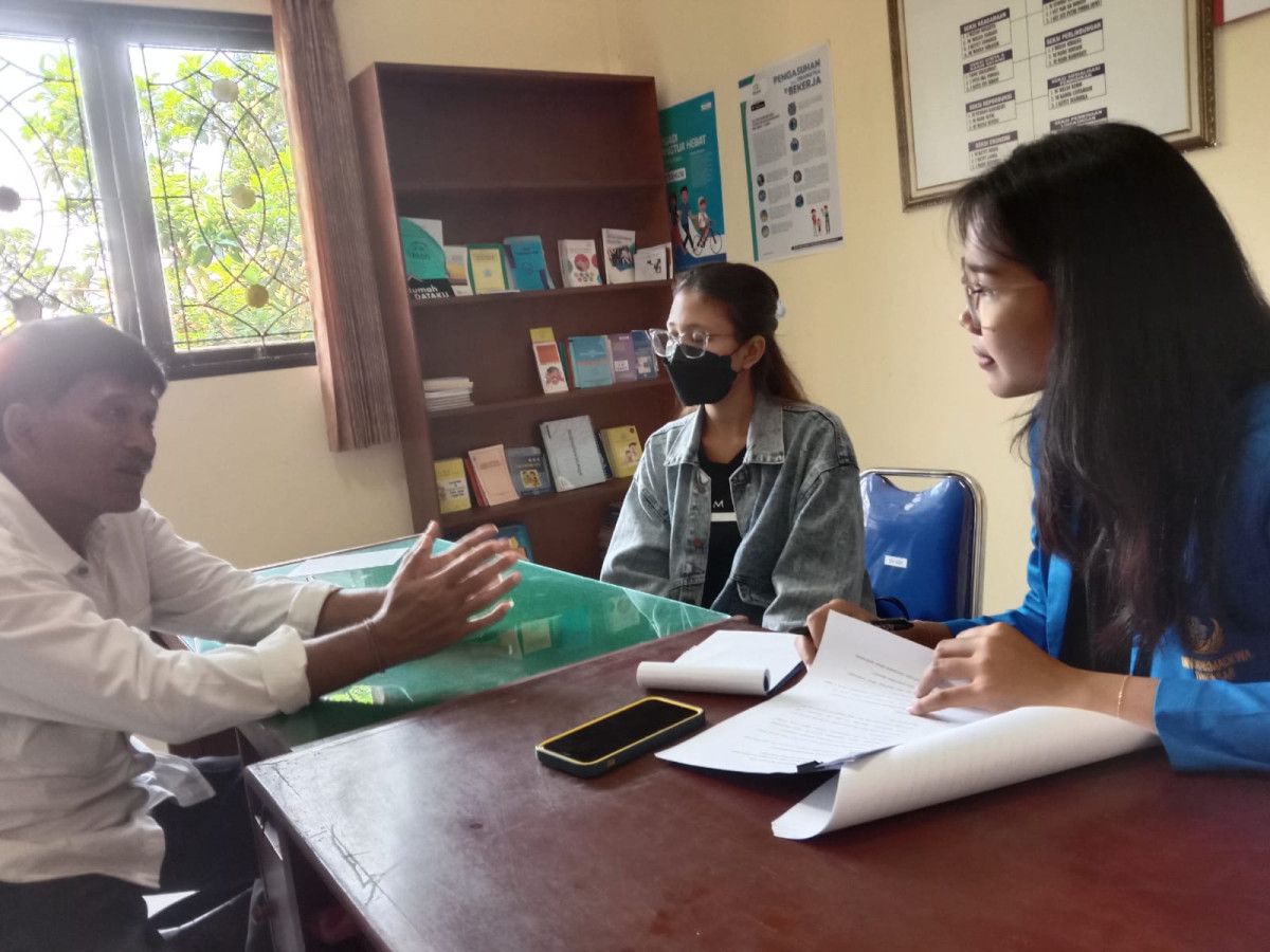 Salah satu pengurus Rumah Data Kependudukan memberikan penjelasan kepada Mahasiswa sesuai dengan pertanyaan yang diajukan