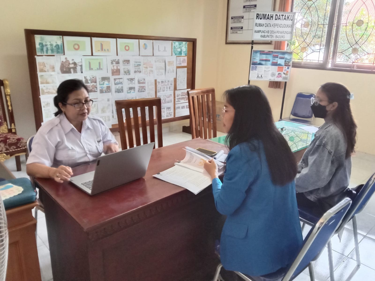 Penyuluh KB memnyampaikan data kuantitatif di Rumah Data Kependudukan kepada Mahasiswi Univ. Warmadewa