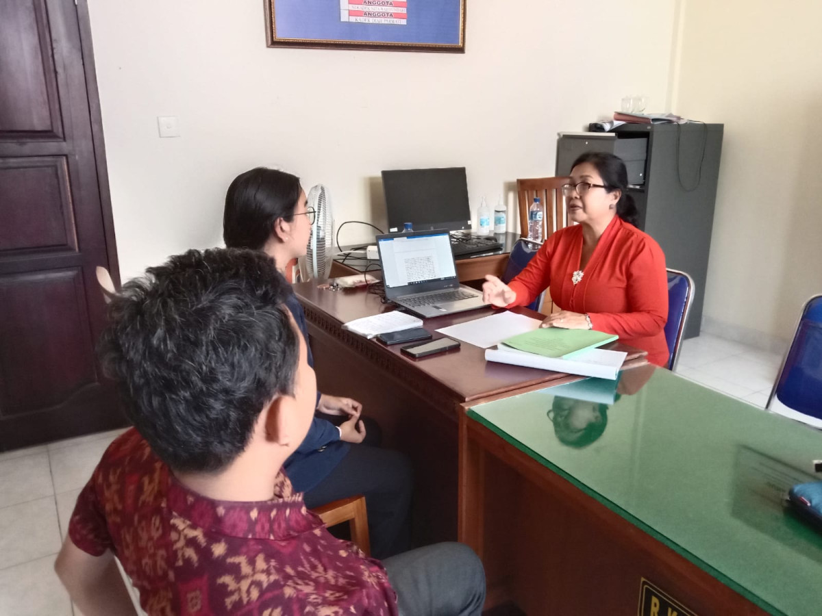 Mendampingi Mahasiswa Univ. Udayana memperoleh data untuk tugas akhir di Rumah Data Kependudukan Kampung KB Penarungan