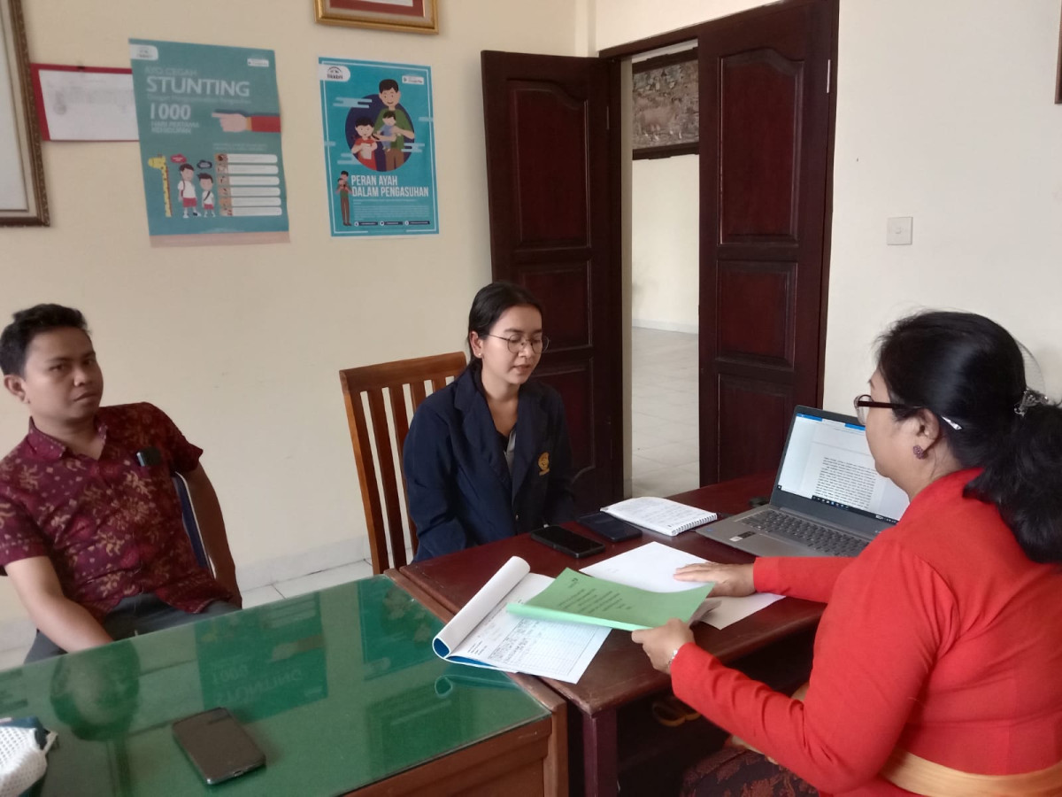 Pengurus Data Kependudukan memberikan data kepada mahasiswi Univ udayana