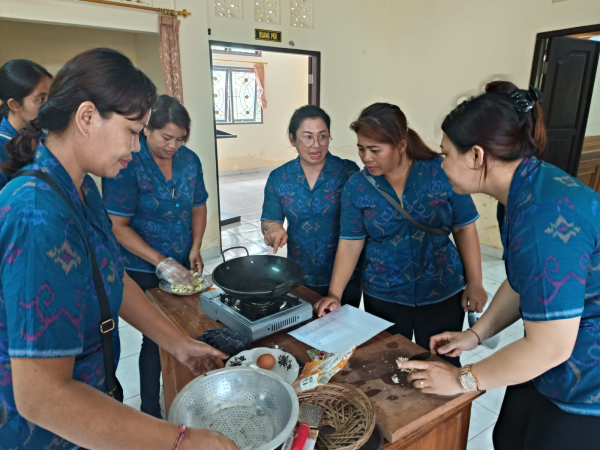 kader posyandu praktek memasak