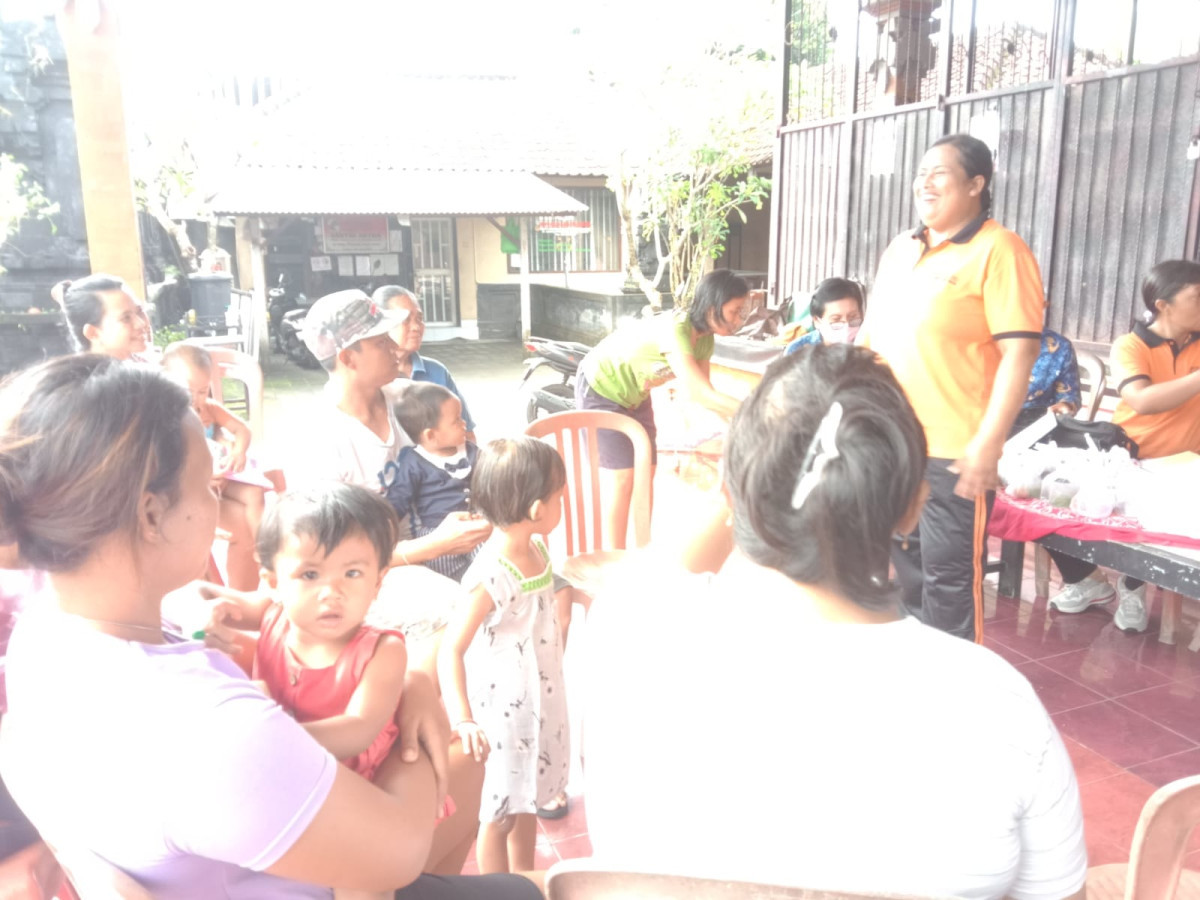 Kader BKB memberikan penyuluhan kepada keluarga balita