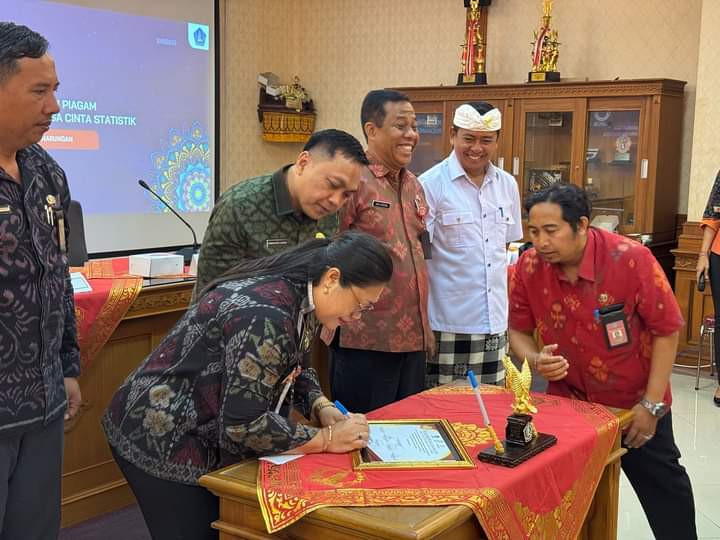 Penandatanganan pencanangan Kampung KB Penarungan menjadi Desa Cantik