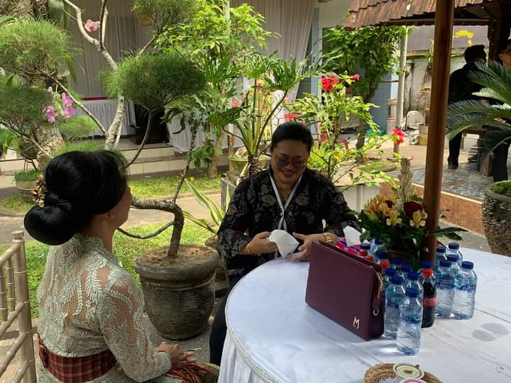 Perbekel Penarungan memotivasi Orang tua pengantin supaya pengantin selalu dalam keadaan sehat