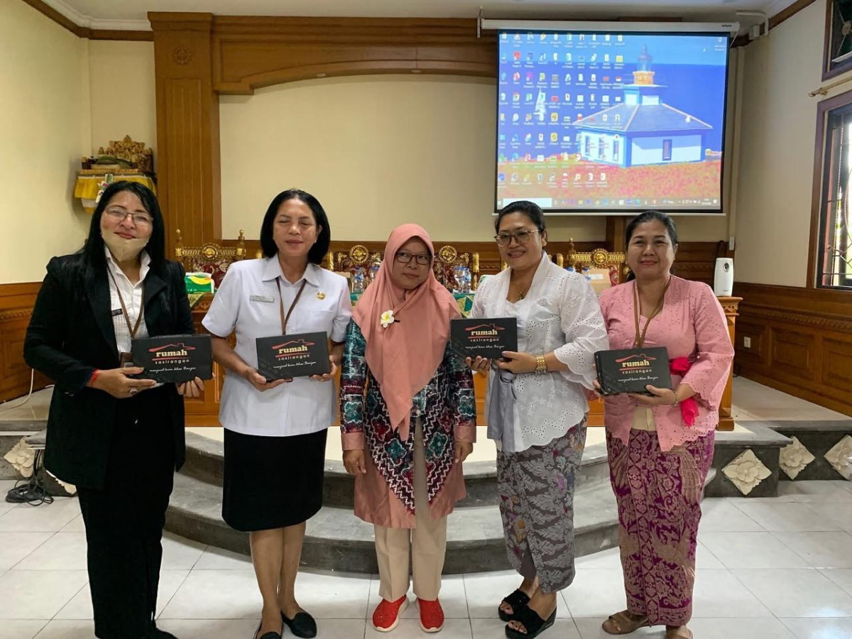 Penerimaan cendera mata dari tamu