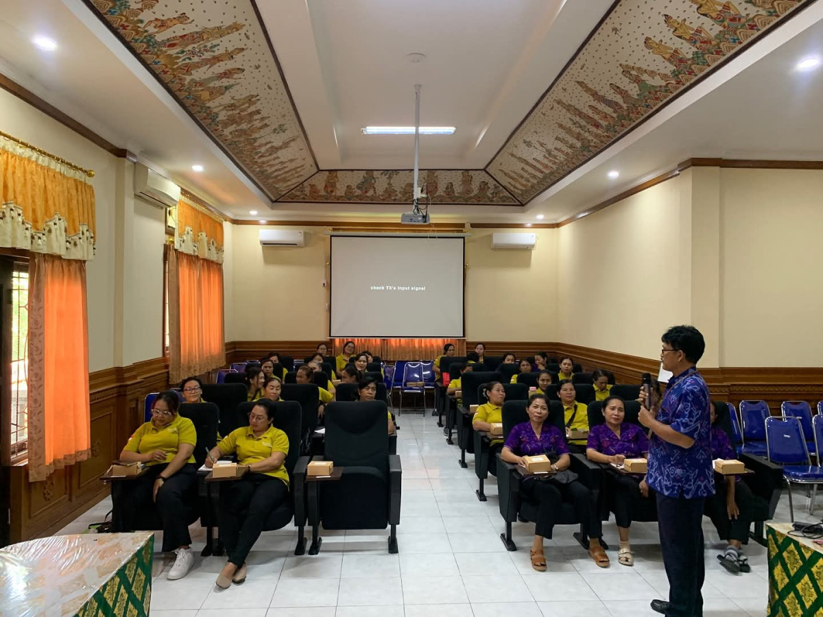 Penyuluh KB memberikan materi mengenai Teknis pelaksaan BKB