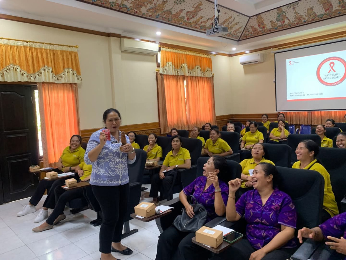 Petugas dari Puskesmas memerikan materi