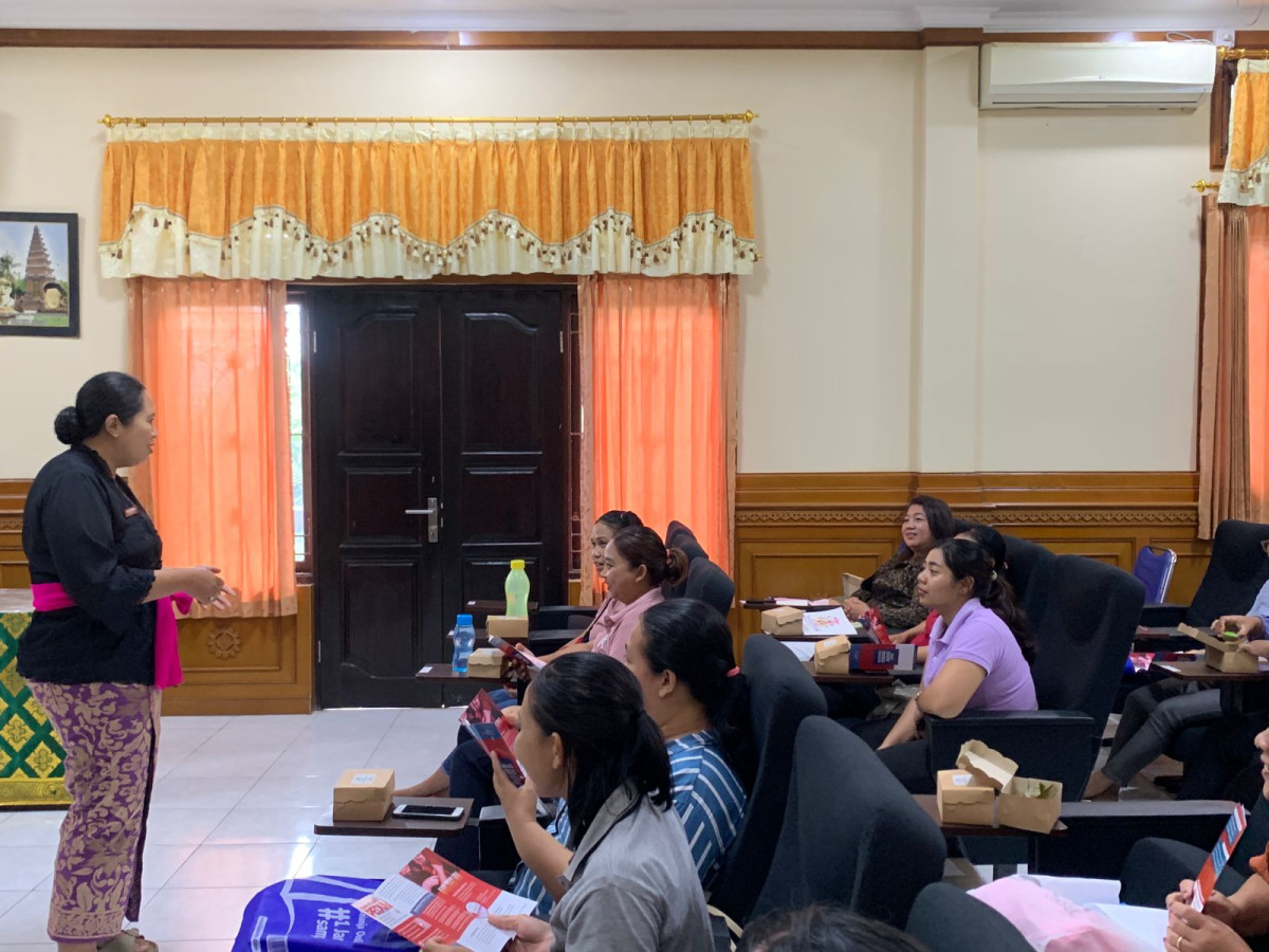 Tenaga dari Puskesmas menyampaikan materi Kespro lansia