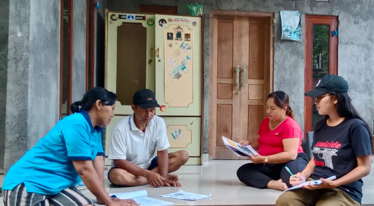 Pelaksanaan kegiatan Kelompok BKR Shinta memberikan KIE kepada Bapak dan Ibu remaja (mendukung Program GATI) di Banjar Bantas Desa Penarungan