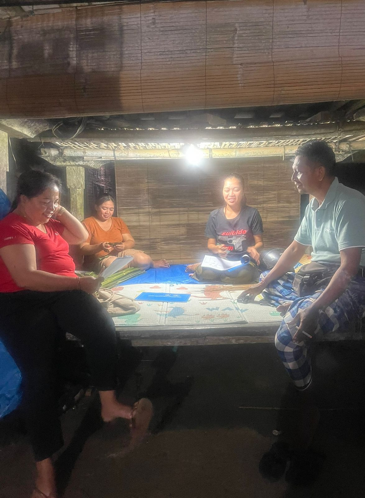 Kader BKR melakukan KIE kepada Ayah yang mempunyai remaja