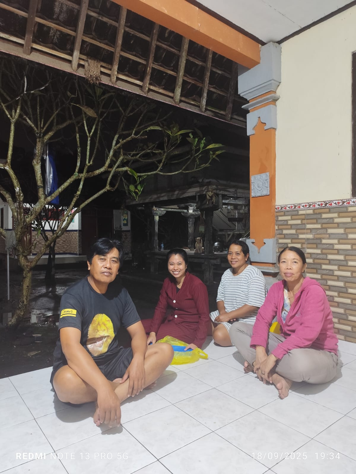 Pelaksanaan kegiatan Kelompok BKR Rama memberikan KIE kepada Bapak remaja (mendukung Program GATI) di Banjar Sengguan Desa Penarungan