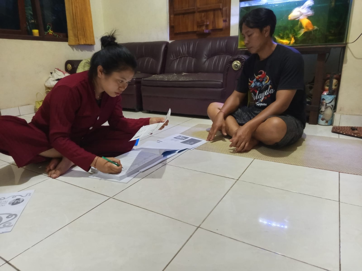 Kader BKR melakukan KIE perorangan kepada Ayah yang mempunyai remaja