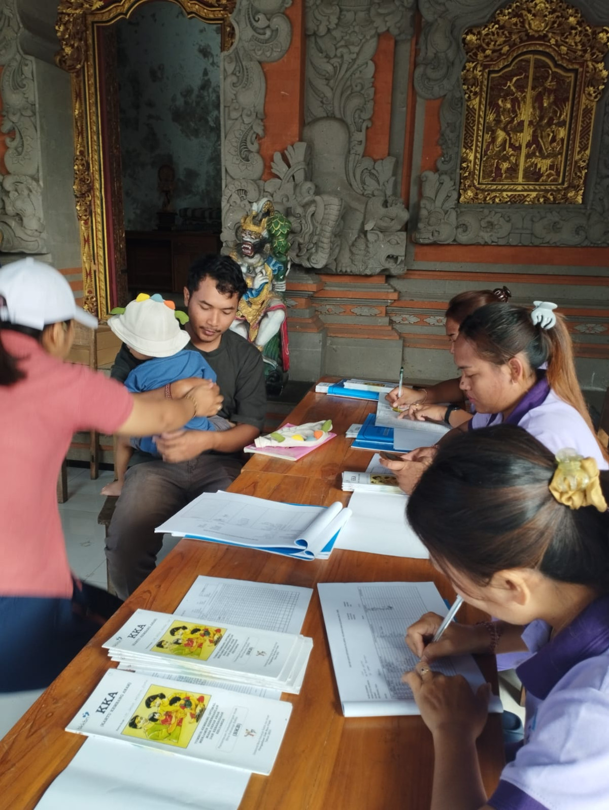 Pelaksanaan kegiatan kader Kelompok BKB Soka memberikan KIE kepada Bapak Balita (mendukung Program GATI) di Banjar Umapoh Desa Penarungan