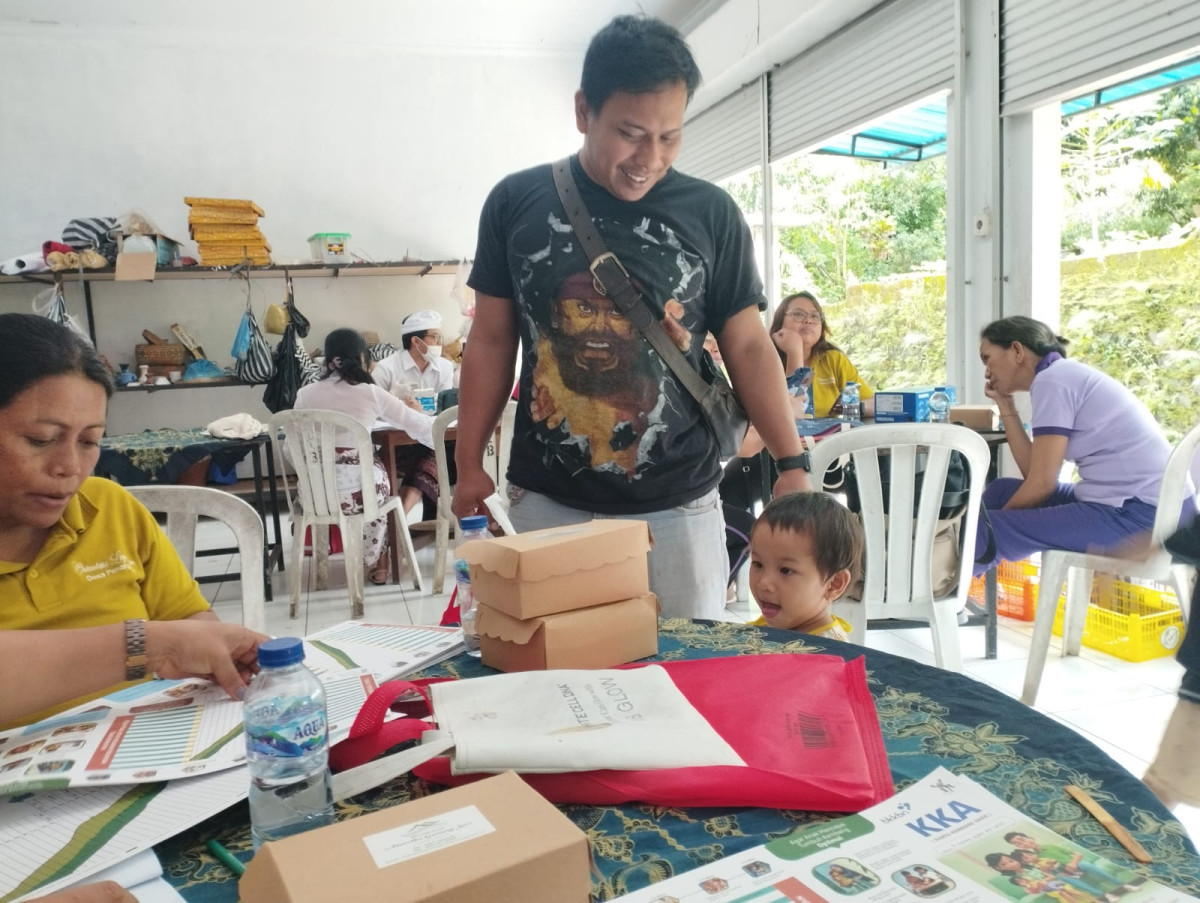 Kader BKB Melakukan KIE perorangan kepada keluarga Balita