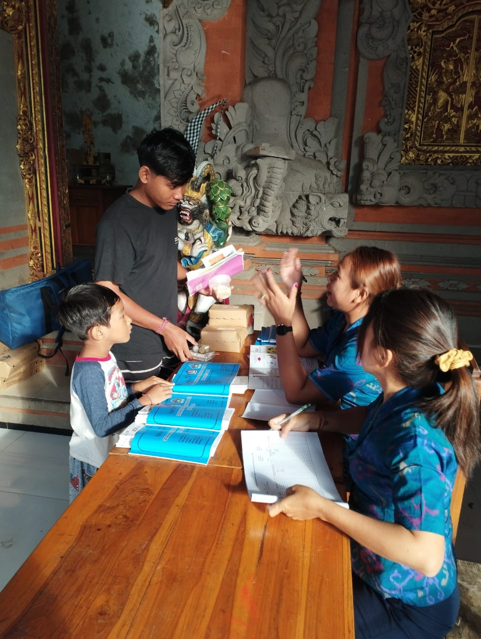 Kader BKB melakukan KIE perorangan dengan Ayah Balita