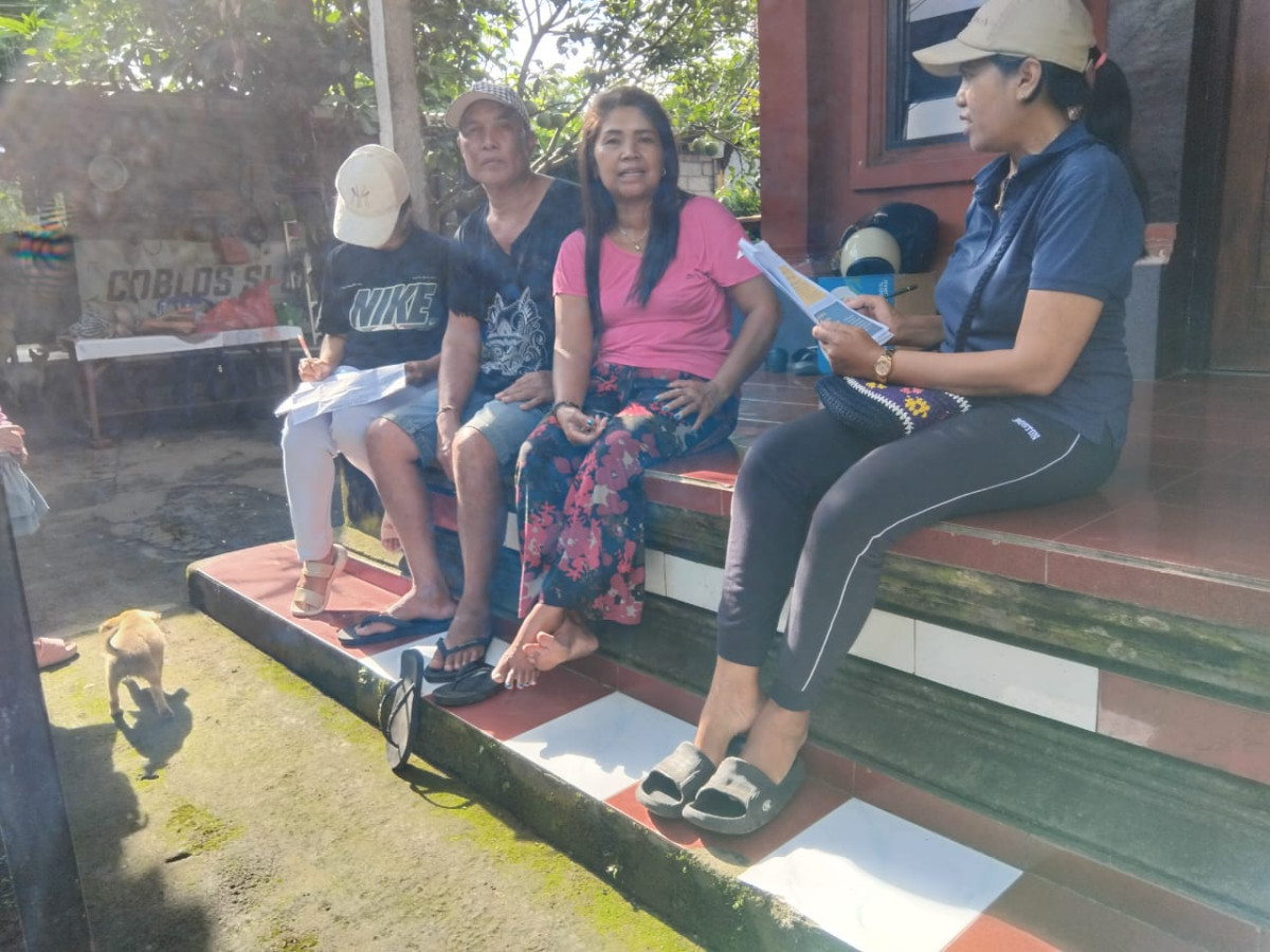 Kegiatan Kader BKR Yudistira Memberikan KIE kepada Bapak dan Ibu Remaja mengenai Peran Ayah dalam Pengasuhan Anak Remaja (mendukung Program GATI) di Banjar cemenggon Desa Penarungan