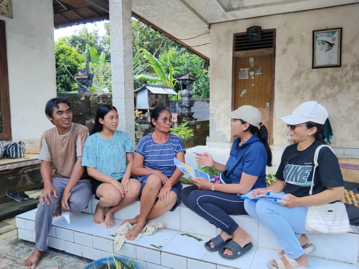 Kader BKR memberikan KIE kepada kelaurga remaja mengenai Peran Ayah dalam Pengasuhan anak remaja