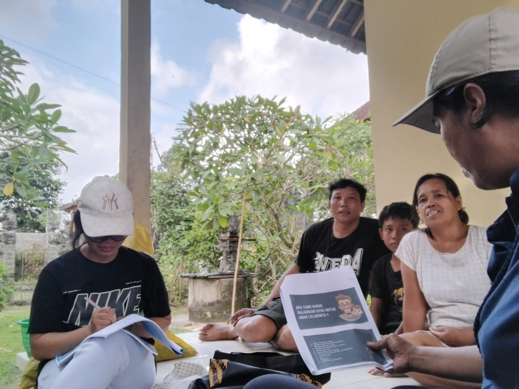 Kader BKR memberikan KIE kepada kelaurga remaja mengenai Peran Ayah dalam Pengasuhan anak remaja