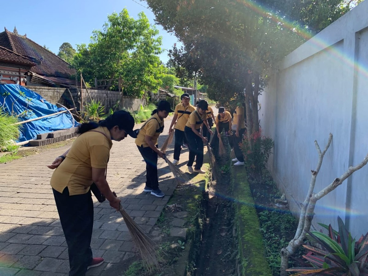 kegiatan gotongroyong PKK desa dan Perangkat Desa