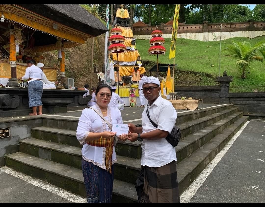 Tangkil Piodalan di Pura Manik Mayun dan Pura Taman Beji Paluh