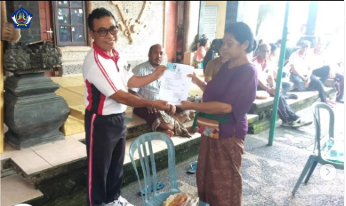 Penyerahan KK (Kartu Keluarga) Baru dan Akta Kematian oleh Pemerintah Desa Dalung